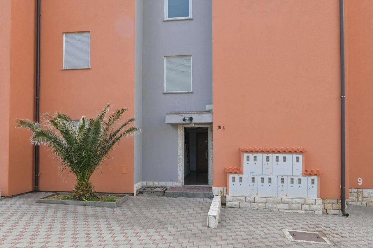 Lalee Apartment *